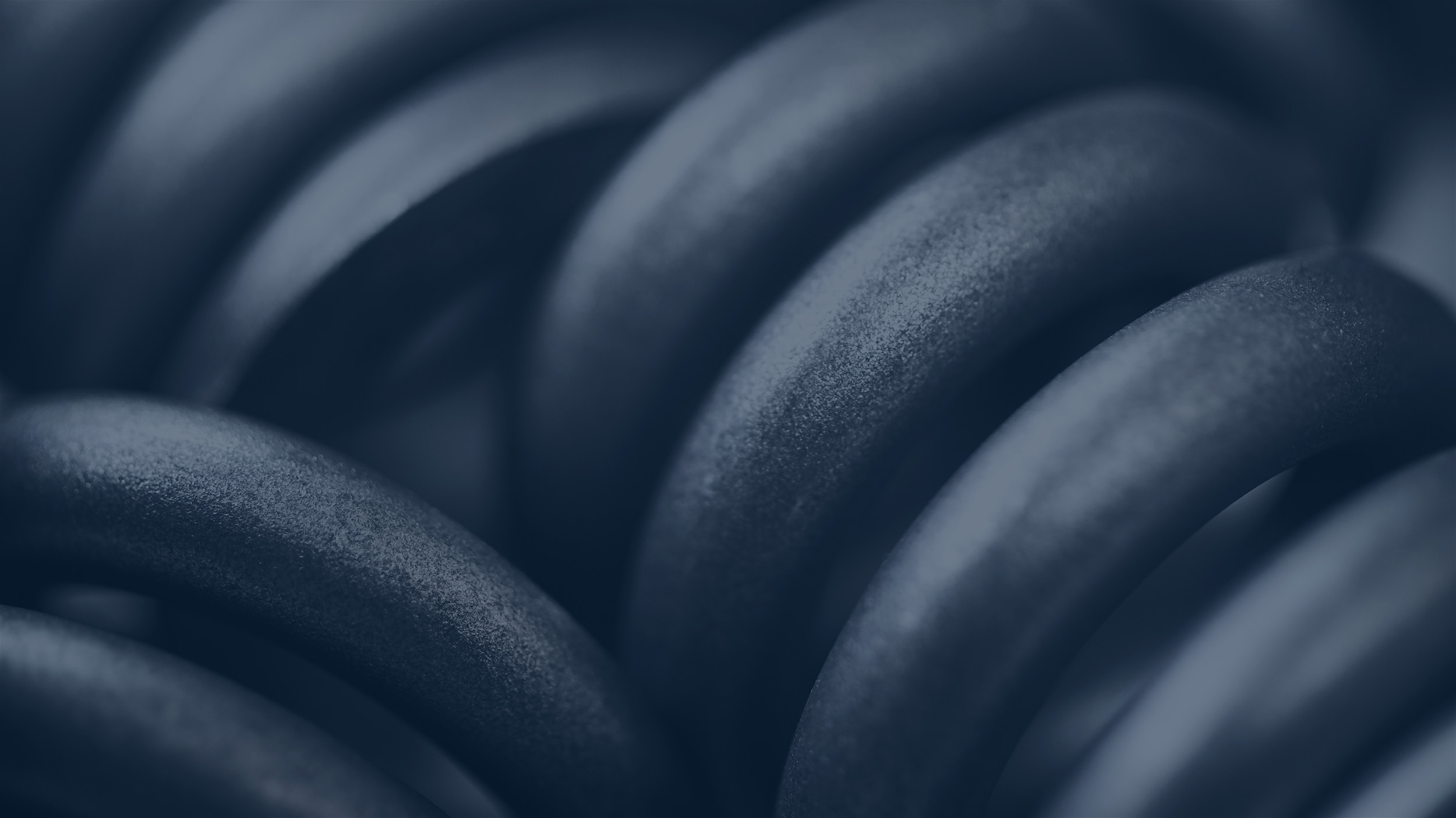 Primo piano di molle metalliche a spirale stretta, che evidenzia la texture e la precisione della produzione di molle Lesjöfors.