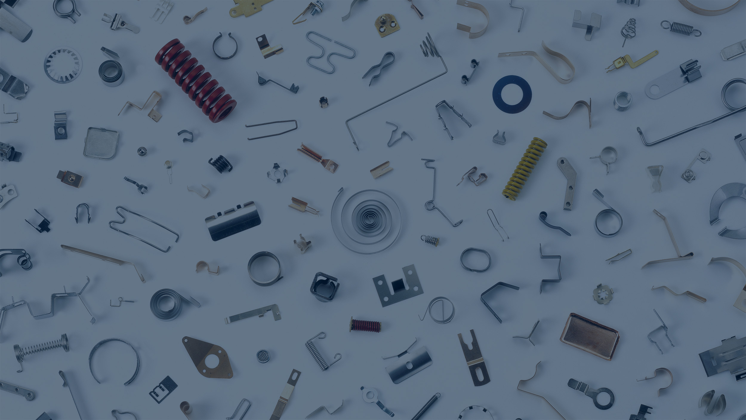 Varie molle e pressature Lesjöfors esposte su sfondo bianco, che mostrano diverse forme, dimensioni e materiali utilizzati nelle applicazioni industriali.